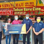 Liberty Insurance – Mr Prakash Leslie Sankey, Chief Distribution Officer, Liberty Insurance (2nd from right) handing over a mock cheque to Dato’ Sri Ng Chong Keong, Director of Nirwana Group (middle).