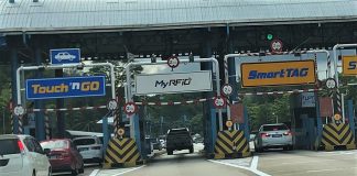 MyRFID toll booth lane at Gombak Toll Plaza, Malaysia. 11 December 2021. Photo by ItsTomato/CC BY-SA 4.0/Wikimedia Commons.