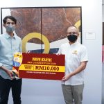 Adrian Ong, MR. D.I.Y. Group CEO (right), presenting the Grand Prize of RM 10,000 to Mohd Syazwan Bin Abd Rahim, winner of MR DIY_r