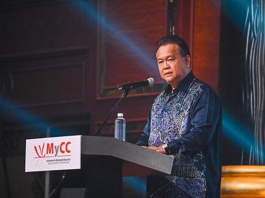 YB Dato Sri Alexander Nanta Linggi, Minister of Domestic Trade and Consumer Affairs Malaysia, speaking at the opening ceremony of the 3rd MyCC Competition Law Conference 2022 at Sunway Resort on 23 June 2022. | Photo by Aniq Azlan/KPDNHEP/NHA File Photo