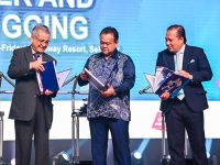 YB Dato Sri Alexander Nanta Linggi, Minister of Domestic Trade and Consumer Affairs Malaysia, flanked by YBhg. Dato’ Seri Mohd Hishamudin Yunus, Chairman of Malaysia Competition Commission (MyCC) (left), and Iskandar Ismail, CEO of MyCC (right) during the launch of MyCC's compilation of the Market Review Under the Competition Act 2010 at the 3rd MyCC Competition Law Conference 2022 in Sunway Resort on 23 June 2022. | Photo by Aniq Azlan/KPDNHEP/NHA File Photo