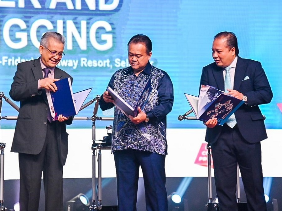 YB Dato Sri Alexander Nanta Linggi, Minister of Domestic Trade and Consumer Affairs Malaysia, flanked by YBhg. Dato’ Seri Mohd Hishamudin Yunus, Chairman of Malaysia Competition Commission (MyCC) (left) and Iskandar Ismail, CEO of MyCC (right) during the launch of the compilation of the Market Review Under the Competition Act 2010 at the 3rd MyCC Competition Law Conference 2022 in Sunway Resort on 23 June 2022. | Photo by Aniq Azlan/KPDNHEP/NHA File Photo