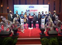 Deputy Secretary General of the Ministry of Entrepreneur Development and Cooperative (MEDAC) Datuk Haji Zamri Bin Salleh (centre) performs a gimmick at the Malaysia International Retail and Franchise Exhibition (MIRF) 2022 Opening Ceremony, held today at the Kuala Lumpur Convention Center (KLCC). 14 July 2022 | Photo by MRCA/NHA File Photo