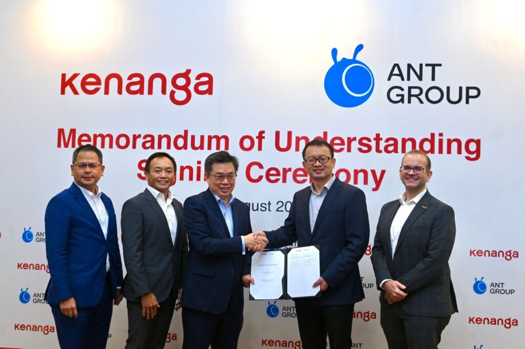 From left: Derrick Loi General Manager of International Business of ANT Group; Lee Kok Khee, Executive Director and Head of Group Equity Broking Business of Kenanga; Datuk Chay Wai Leong, Group Managing Director of Kenanga; Geoff Jiang, President of Digital Technology Business Group of ANT Group; Ian Lloyd, Chief Digital Officer of Kenanga. | Photo by Kenanga/NHA File Photo