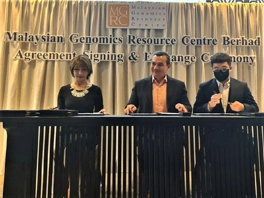 Malaysian Genomics Resource Centre signs agreement with Thai partners. From left to right: Ms. Songsuda Panich, Founder of Marine Group; Encik Sasha Nordin, Chief Executive Officer of Malaysian Genomics; Mr. Choy Hong Yang, Director of Salus Holdings. 23 September 2022. | Photo by MGRC/NHA File Photo