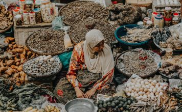 Photo for illustrative purposes only. A woman selling at the market in Kota Bharu, Kelantan, Malaysia. 15 March 2018. | Photo by Firdaus Roslan/Unsplash/NHA File Photo