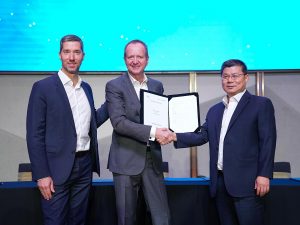 From left: Matthias Schlesiger, CEO of BMW Group Financial Services Malaysia; Hans de Visser, Managing Director or BMW Group Malaysia; and Ng Chai Heng, Technical Director of Pentas Flora. | Kuala Lumpur, Malaysia. 10 January 2023 | NHA File Photo