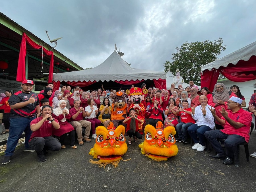 A group photo with the Lions, the God of Fortune, and Rooty the Great Root Bear - the A&W's mascot, at Lynas Malaysia's Chinese New Year 2023 celebration. | Jabor Old Folks Home, 4 February 2023 | NHA File Photo