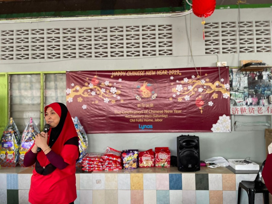 Puan Mimi Afzan Afza, Vice President of People and Culture of Lynas Malaysia, sharing a few words at the Chinese New Year 2023 celebration. | Jabor Old Folks Home, 4 February 2023 | NHA File Photo