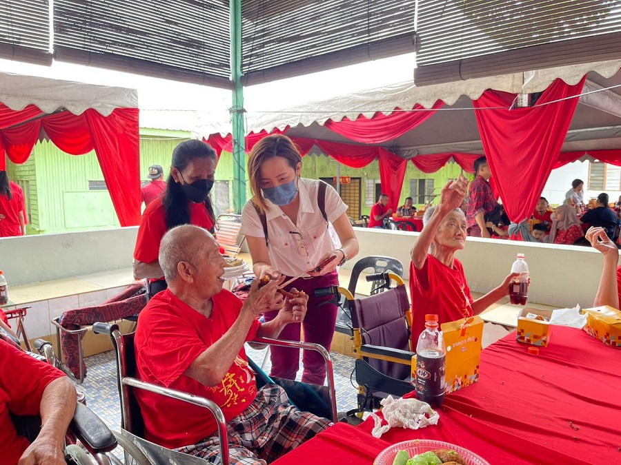At its Chinese New Year 2023 celebration with the elderlies, persons with disabilities (PWDs), and orphans, Lynas Malaysia gave out ang pow packets. | Jabor Old Folks Home, 4 February 2023 | NHA File Photo