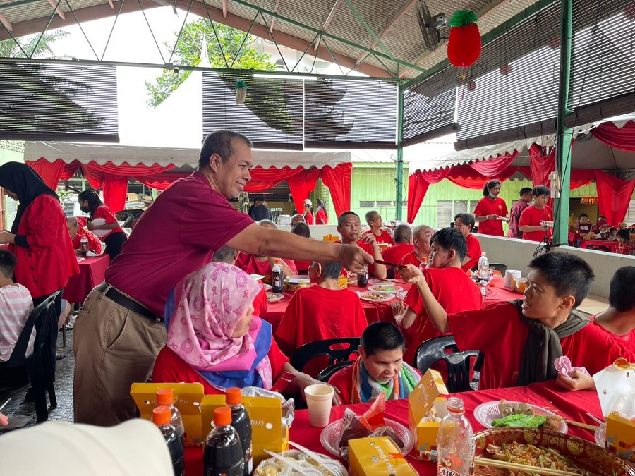 At its Chinese New Year 2023 celebration with the elderlies, persons with disabilities (PWDs), and orphans, Lynas Malaysia gave out ang pow packets. | Jabor Old Folks Home, 4 February 2023 | NHA File Photo