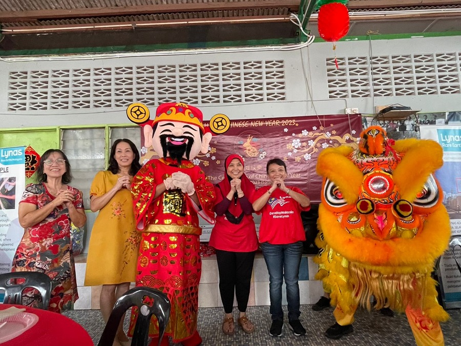 At Lynas Malaysia's Chinese New Year 2023 celebration, a lion dance troupe and the God of Fortune were there too. | Jabor Old Folks Home, 4 February 2023 | NHA File Photo