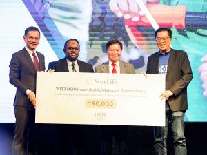 (Extreme left) Sun Life Malaysia’s Deputy CEO, Mr Ho Teck Seng presenting a mock cheque of RM90,000 to Hope worldwide Malaysia’s Country Director, Mr Darick Wong (Extreme Right), symbolising Sun Life’s commitment in creating positive impacts on the well-being of B40 youths under 18 years old and for the support of diabetes programmes. Witnessing the presentation were (2nd from left) Professor Madya Dr Mohd Razif Shahril, Chairman of Active Healthy Kids Malaysia, UKM and Professor Dato’ Dr Hanafiah Harunarashid, Pro Vice Chancellor of UKM. | Photo by SunLife Malaysia/NHA File Photo
