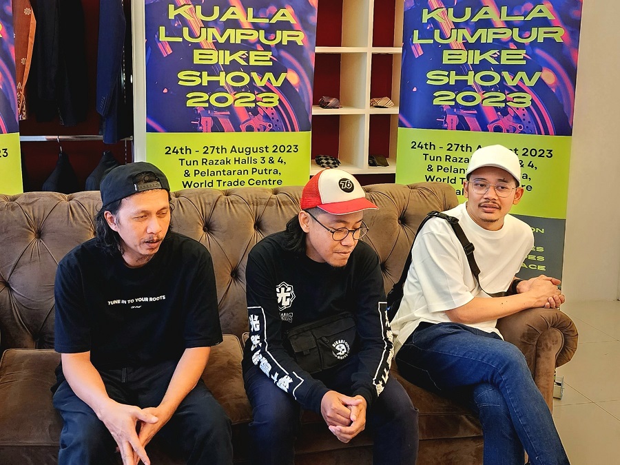 Three of the members of indie rock band, Hujan, being interviewed by Anindya Arif for News Hub Asia (NHA) at the exclusive media event by the Kuala Lumpur Bike Show 2023 at Bon Zainal Boutique in Plaza Damas, Hartamas, Kuala Lumpur. | Photo by Ruzanna Muhammad/NHA File Photo