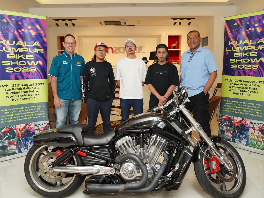 Flanked by Farouk Nurish, Director of Moventuum Sdn Bhd on the left, and Dr Yusseri Yusof, Director of Bayu D Enterprise Sdn Bhd (Publisher of RodaRoda Magazine), are three of the band members of popular indie rock band, Hujan, at an exclusive media event held today (26 July) at Bon Zainal’s Boutique in Plaza Damas, Hartamas, Kuala Lumpur. | Photo by Irfaan Seth/Moventuum/NHA File Photo