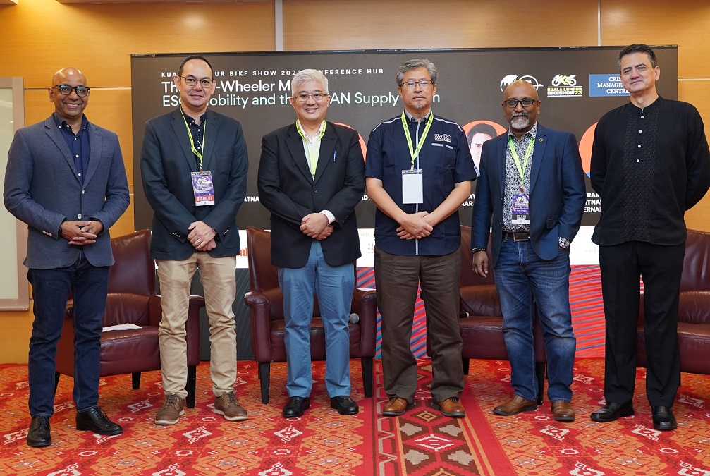 From left: Gerard Ratnam, TV host and producer of Bernama TV; Dato' Indera Dr Ahmad Sabirin Arshad, FASc, president and group chief executive officer of SIRIM Berhad; Murugason R. Thangaratnam, executive director of Novem-ESG; and Rob Cayzer, executive director of Yasaar Global and board member and shareholder of Kitaran Tabah. | Photo taken at the Kuala Lumpur Bike Show 2023 (KLBS’23), on 25 August at the World Trade Centre Kuala Lumpur (WTC KL) | Photo by KLBS’23/MGBF/NHA File Photo