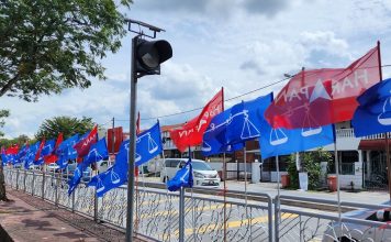 Pakatan Harapan and Barisan Nasional flags during elections campaign period in Selangor, Malaysia. | Photo by Ruzanna Muhammad/NHA File Photo