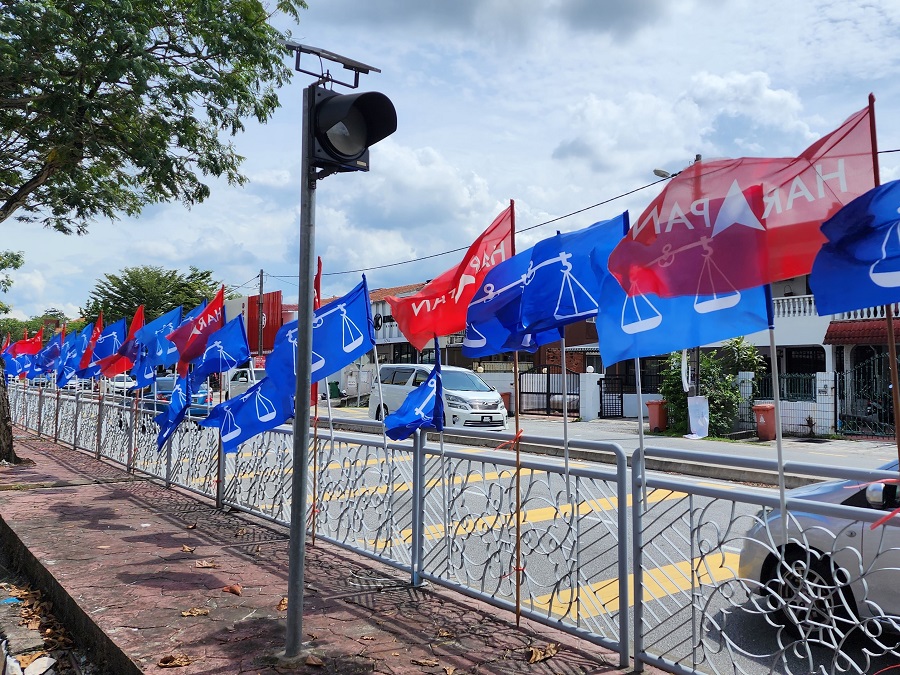 Pakatan Harapan and Barisan Nasional flags during elections campaign period in Selangor, Malaysia. | Photo by Ruzanna Muhammad/NHA File Photo