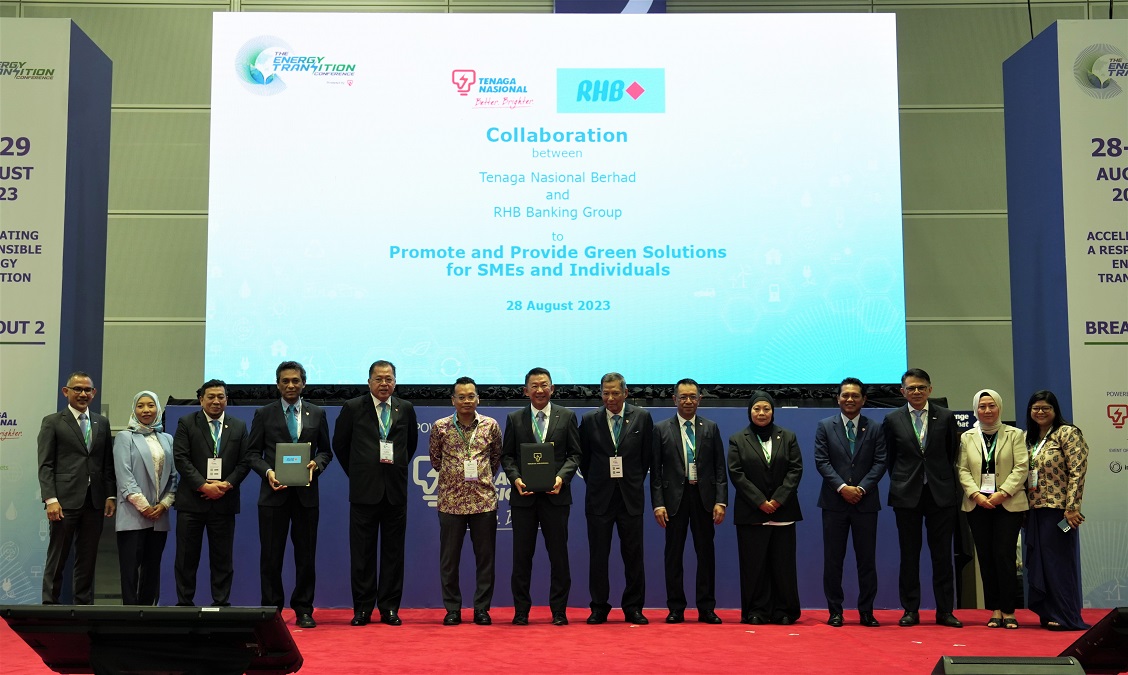 YB Tuan Nik Nazmi Bin Nik Ahmad, Minister of Natural Resources, Environment and Climate Change (sixth from left) together with Mohd Rashid Mohamad, Group Managing Director/Group Chief Executive Officer of RHB Banking Group (third from right); Jeffrey Ng Eow Oo, Managing Director of Group Community Banking, RHB Banking Group (seventh from left); Norazzah Sulaiman, Group Chief Sustainability and Communications Officer of RHB Banking Group (second from right); Dato’ Abdul Razak Bin Abdul Majid, Chairman of Tenaga Nasional Berhad (eighth from left); and Dato' Indera Ir. Baharin Din, President and Chief Executive Officer of Tenaga Nasional Berhad (fifth from left), along with the Senior Management teams of RHB Banking Group and Tenaga Nasional Berhad. | Photo by RHB/NHA File Photo