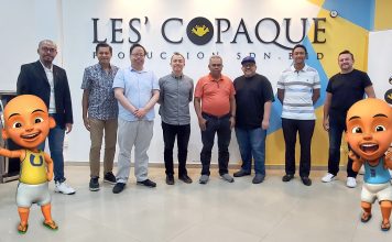 Team TMG Ventures with Team Les’ Copaque at the latter’s headquarters in Shah Alam, Selangor, Malaysia. Hj. Burhanuddin Mohd Radzi, the managing director of Les’ Copaque, in the middle, with Suhazlee bin Othman, executive director of TMG Ventures, next to him in black. | Photo by TMG Ventures/NHA File Photo