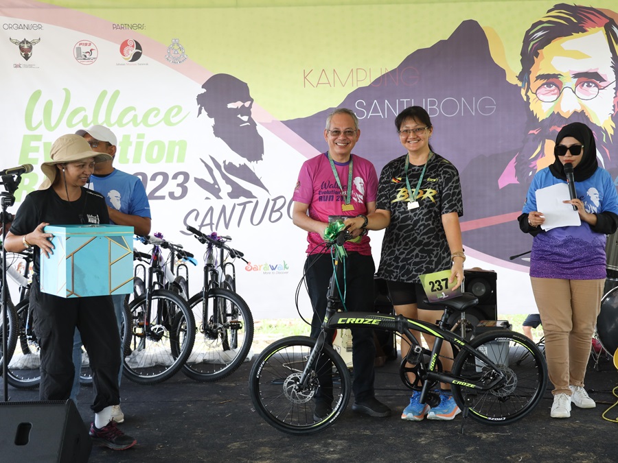 One of the lucky winners of the Grand Lucky Draw at the Wallace Evolution Run 2023. Santubong, Kuching, Sarawak, Malaysia. 5 November 2023. | Photo by The Bold Warriors Adventure and Exploration Club (BWAE) / NHA File Photo