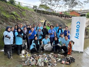 Coway volunteers conducted a river clean-up at Sungai Keroh in hopes to keep the river system clean. Since 2021, Coway and EcoKnights have worked in tandem, diligently clearing over 2,600 KG of garbage from rivers and parks in the Klang Valley, such as Sungai Keroh, Sungai Kayu Ara, Kiara Park and Sungai Bunus Retention Pond with the help of more than 320 voluntary participants. | Kuala Lumpur, Malaysia. 15 April 2024 | Photo by Coway Malaysia / NHA File Photo