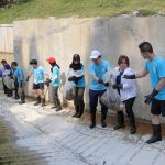 Coway Sales Team_Human chain to pass trash_Sungai Kayu Ara TTDI Police Station Entrance Point_r