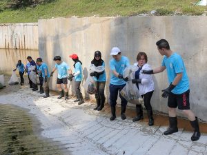 Coway volunteers formed a human chain to transfer the collected waste from Sungai Kayu Ara to waste segregation area nearby for weighing and data collection. These data of trash collected is very important and insightful information for relevant local authorities in improving the livelihood of the community. | Kuala Lumpur, Malaysia. 15 April 2024 | Photo by Coway Malaysia / NHA File Photo