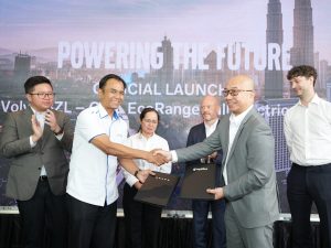 Participating in the signing ceremony are En. Muhammad Yazurin Sallij Muhammad Yasin, CEO, Rapid Bus Sdn Bhd and Marcus Mak, Country Manager, Volvo Buses Malaysia. Standing as witnesses (left to right) are Pang Jun Jie, Executive Director, Gemilang International Ltd; Marishya Wilhelmina, Director, Volvo Buses APAC Central; Mats Nilsson, Vice President, Volvo Buses Asia Pacific; Robert Lejon, Deputy Head of Mission, Embassy of Sweden. | Shah Alam, Selangor, Malaysia. 21 May 2024 | Photo by Volvo / NHA File Photo