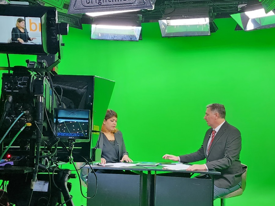 Nordin Abdullah, founder of Crisis Management Centre (right), in studio with Bernama TV host for 'The Brief', Jessy Chahal. | Bernama, Kuala Lumpur, Malaysia. 11 November 2022. | Photo by Ruzanna Muhammad / NHA File Photo