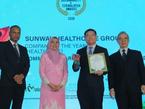 From left: Datuk R. Rajendran (chairman of CSR Malaysia); Datuk Seri Dr Noraini binti Ahmad (deputy minister of women, family and community development); Dr Khoo Chow Huat (managing director of hospital and healthcare operations at Sunway Healthcare Group); and Lee Seng Chee (co-chairman of CSR Malaysia) at the Sustainability and CSR Malaysia Awards 2024. | Photo by Sunway Healthcare Group / NHA File Photo