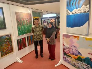 Rita Hatta, founder of Art Market Malaysia (right) with Nik Nazmi Nik Ahmad, Minister of Natural Resources and Environmental Sustainability at the Malaysian and Expatriate Art Fair was held from 22 July to 4 August 2024. | Damansara Pavilion, Kuala Lumpur. 22 July to 4 August 2024. | Photo by Soriataa Events / NHA File Photo