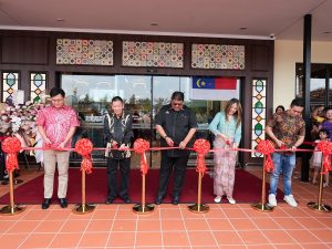 From left: Victor Chang Boon Fuunn, RDA Group managing director; Datuk Wira Chang Kok Chuang, RDA Group director; Datuk Seri Utama Ab Rauf bin Yusoh, Melaka chief minister; Adelene Foo, Jaya Grocer CEO, and Daniel Teng, Jaya Grocer deputy CEO; during the launch of Jaya Grocer's first Melaka store, that is also its first stand-alone outlet. | Tarcor Park, Klebang, Melaka, Malaysia. 31 August 2024 | Photo by Jaya Grocer / NHA File Photo