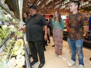 Melaka chief minister Datuk Seri Utama Ab Rauf bin Yusoh checking out the Fresh Vegetable section during a tour of Jaya Grocer's first stand-alone outlet, accompanied by Adelene Foo, Jaya Grocer CEO, and Daniel Teng, Jaya Grocer deputy CEO. | Tarcor Park, Klebang, Melaka, Malaysia. 31 August 2024 | Photo by Jaya Grocer / NHA File Photo
