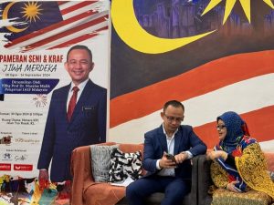 Hazrita Hatta, founder of Art Market Malaysia (right) with Professor Dr Maszlee Malik, chairman of IAIS Malaysia at the launch of Jiwa Merdeka Art Exhibition in Menara KPJ Jalan Tun Razak, Kuala Lumpur. 30 August 2024 | Photo courtesy of Art Market Malaysia / NHA File Photo
