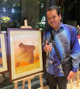 The artist and his artwork at the Hi-Tea Charity Event and Art Exhibition at Royale Chulan Kuala Lumpur organised by Art Market Malaysia in 2022 - A Celebration of Generosity and Creativity. | Photo by Art Market Malaysia / NHA File Photo