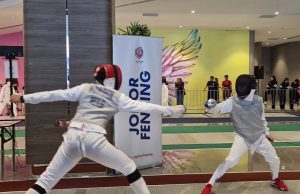 Saif Nordin (left) scoring a point at the 2nd Komtar JBCC Allez Johor 2024 fencing competition, which was held from 8 to 11 November 2024. Johor Bahru, Johor, Malaysia. | Photo by News Hub Asia