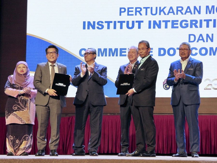 Datuk Muzafar Kamal, chief executive officer of Commerce Dot Com and Tuan Haji Rahman bin Mohd Din, chief executive officer of Institute of Integrity Malaysia (IIM) exchanged the MoU witnessed by deputy prime minister Dato' Sri Haji Fadillah bin Haji Yusof, chief secretary to the government of Malaysia Tan Sri Shamsul Azri Abu Bakar, auditor general Dato’ Seri Wan Suraya Wan Mohd Radzi, and director general of public service for the government of Malaysia Tan Sri Wan Ahmad Dahlan bin Haji Abdul Aziz. | Photo by Commerce Dot Com / NHA File Photo