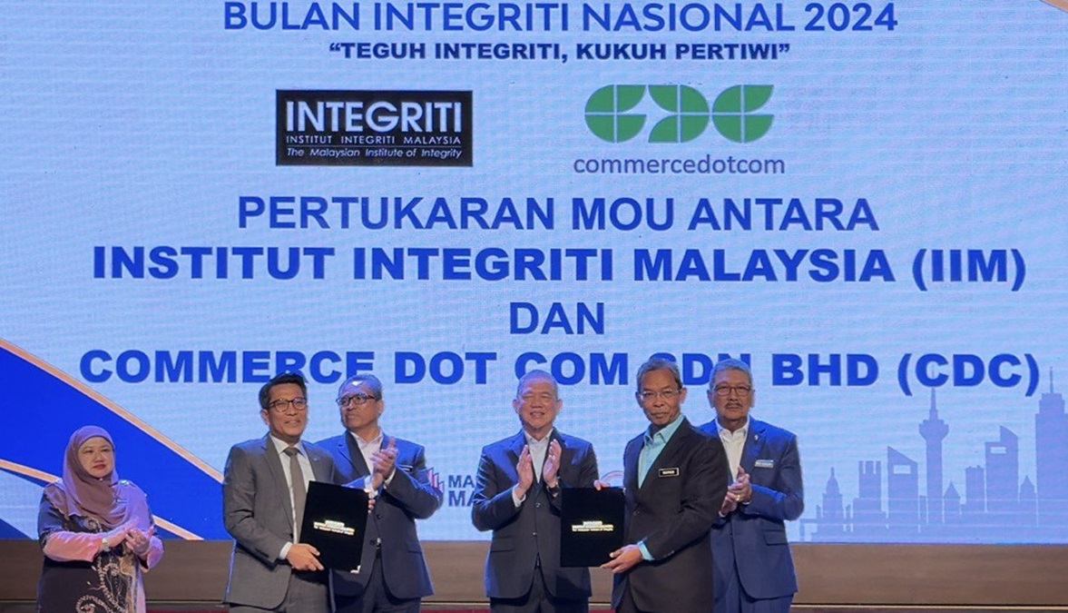 Datuk Muzafar Kamal, chief executive officer of Commerce Dot Com and Tuan Haji Rahman bin Mohd Din, chief executive officer of Institute of Integrity Malaysia (IIM) exchanged the MoU witnessed by deputy prime minister Dato' Sri Haji Fadillah bin Haji Yusof, chief secretary to the government of Malaysia Tan Sri Shamsul Azri Abu Bakar, auditor general Dato’ Seri Wan Suraya Wan Mohd Radzi, and director general of public service for the government of Malaysia Tan Sri Wan Ahmad Dahlan bin Haji Abdul Aziz. | Photo by Commerce Dot Com / NHA File Photo