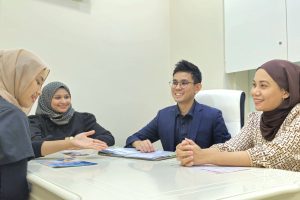 Allen Law, Chief Operating Officer of Stemcell First Group, strategises with his team to enhance cancer care accessibility. | Photo by Stemcell First / NHA File Photo