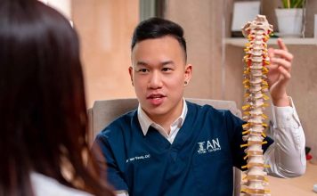 Dr Ian Yeoh, DC, during consultation with a patient at Ian The Chiro Clinic in Cheras, Kuala Lumpur, Malaysia. | Photo by Ian The Chiro / NHA File Photo