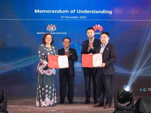 From left: MoU exchange between Huawei Malaysia and MOHE with Director General of Higher Education Datuk Professor Dr. Azlinda Azman; Deputy Minister of Higher Education Datuk Ts. Mustapha Sakmud; CEO of Huawei Malaysia, Simon Sun; and Vice Chancellor, and Huawei ASEAN Academy Vice Chancellor, Oliver Liu. | Photo by Huawei Malaysia / NHA File Photo