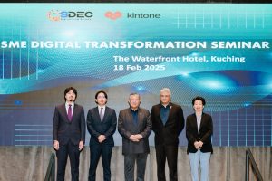From left: Mr. Shingo Hiraki, First Secretary, Telecommunication and IT, Embassy of Japan in Malaysia; Tsubasa Nakazawa, Managing Director of Kintone Southeast Asia Sdn Bhd; Tan Sri Datuk Amar Mohamad Morshidi Abdul Ghani, Chairman of SDEC; Dato Ir. Ts. Sudarnoto Osman, CEO of SDEC; Anne Kung, Board of Director of SDEC. | The Waterfront Hotel, Kuching, Sarawak, Malaysia. 18 February 2025. | Photo by Kintone / NHA File Photo