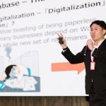 Kintone representative demonstrating the usage of Kintone platform_r