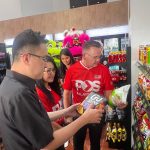 (L-R) YB Datuk Phoong Jin Zhe, Khazalin Ghuzal of Pos Malaysia, Charles Brewer of Pos Malaysia in Pos Shop_r