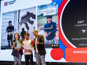 Nippon Paint Malaysia’s general manager, Tay Sze Tuck (right), and the company’s assistant marketing general manager, Datin Wong Meng Lee (right), with the participants of Akademi Painter at the event in Kuala Lumpur, Malaysia on 23 February 2025. | Photo by Nippon Paint / NHA File Photo