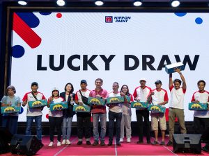 Nippon Paint Malaysia’s assistant marketing general manager, Datin Wong Meng Lee (fourth from left), with Lucky Draw winners at the Akademi Painter event in Kuala Lumpur, Malaysia on 23 February 2025. | Photo by Nippon Paint / NHA File Photo