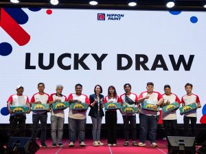 Nippon Paint Malaysia’s assistant marketing general manager, Datin Wong Meng Lee (fifth from left), with Lucky Draw winners at the Akademi Painter event in Kuala Lumpur, Malaysia on 23 February 2025. | Photo by Nippon Paint / NHA File Photo
