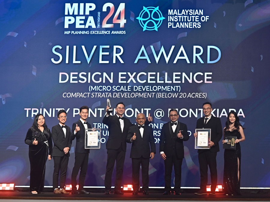 Dato' Neoh Soo Keat (fourth from the left), Trinity Group founder and managing director, conferred the Design Excellence Award by Datuk M Noor Azman Taib, Secretary-General for the Ministry of Housing and Local Government (KPKT) and witnessed by MIP vice president, TPr Wan Andery Wan Mahmood (third from right). | Photo by Trinity Group / NHA File Photo
