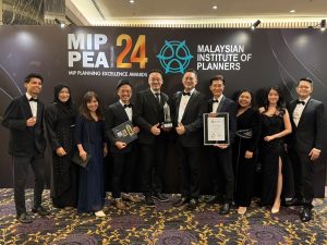 Dato' Neoh Soo Keat accompanied by Trinity Group project team LAr Terence Tan Kok Ho (fourth from left), Landscape Architect from Studio33, and Ar. Chiam Chin Yong (fourth from right) and Ar. Lenny Oh (first from right), architects from CL+O Architects Sdn Bhd at the MIPPEA Awards 2024 | Photo by Trinity Group / NHA File Photo